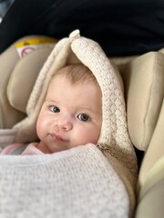 Bébé de 4 mois dans son maxicosy