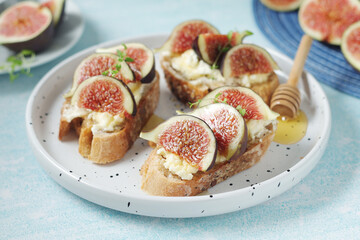 Sandwiches with cottage cheese, honey and figs