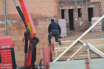 charpentier sur chantier de construuction - 756278414