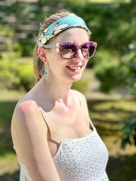 Jeune femme portant des lunettes de soleil