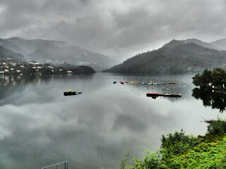 Grand lac avec du brouillard