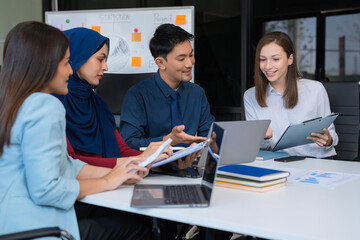 Obraz premium Business meeting account managers crew working search page on computer with new startup project. Idea presentation, analyze plans.