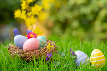 easter eggs in a basket - 756290095