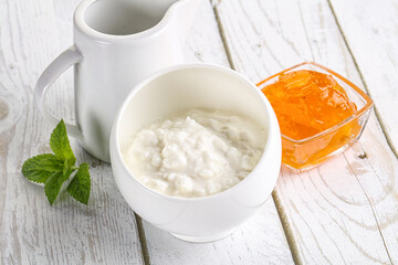 Grain curd with cream and jam