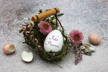 Tarjeta de felicitación Felices Pascuas: Huevo de Pascua con la inscripción Felices Pascuas en...