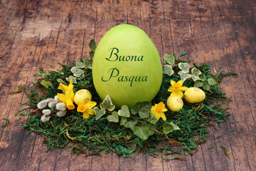 Biglietto d'auguri Buona Pasqua: Uovo di Pasqua con la scritta Buona Pasqua con fiori. - obrazy, fototapety, plakaty