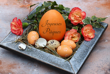 Carte de voeux Joyeuses Pâques : œuf de Pâques avec l'inscription Joyeuses Pâques avec des...