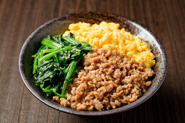 三色丼