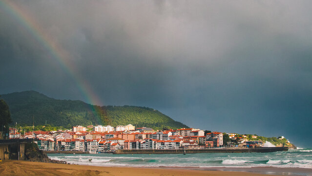 Arcoiris sobre pueblo y monta&ntilde;a