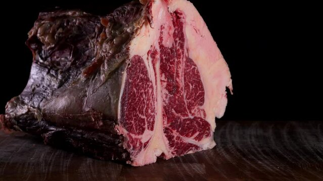 il macellaio taglia la bistecca con il coltello affilato.
in macelleria: Primo piano della carne rossa da cuocere alla griglia.