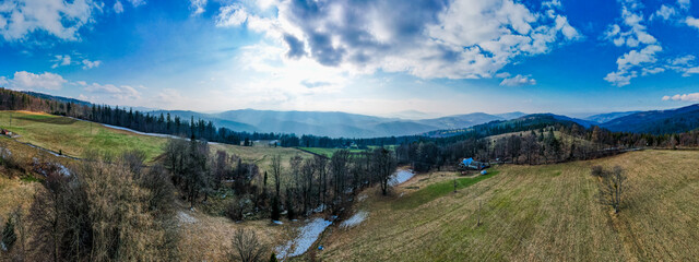 Góry, panorama z lotu ptaka. Beskid Śląski w Polsce wczesną wiosną w okolicy Brennej.