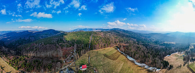Góry, panorama z lotu ptaka. Beskid Śląski w Polsce wczesną wiosną w okolicy Brennej. © Franciszek