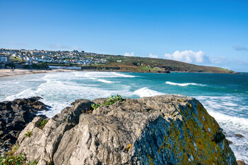Große Felsen neben dem  Strand von St. Ives 