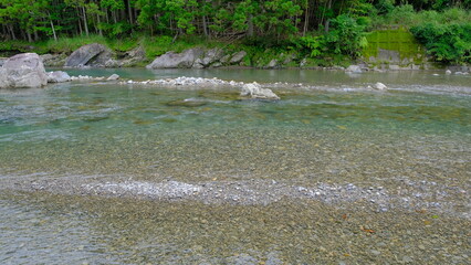 山間を流れる清流