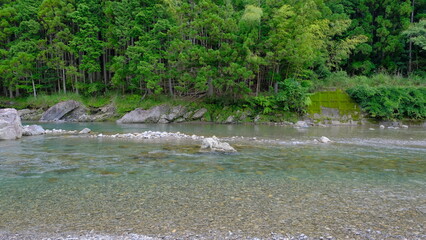 山間を流れる清流