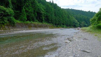 山間を流れる清流
