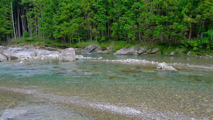 山間を流れる清流