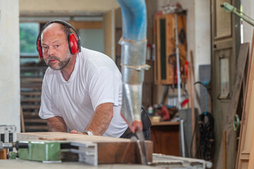 Tischler in seiner Werkstatt arbeitet an der Kreissäge - 756348492