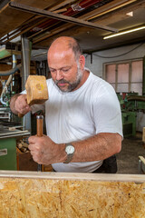 Tischler arbeitet in seiner Werkstatt mit Stechbeitel - 756349423