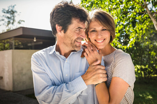 gl&uuml;ckliches Paar vor einer neuen Immobilie, Bayern, Deutschland