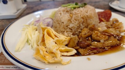 Traditional Thai food, shrimp paste rice, shrimp paste fried rice, Thai food, shrimp paste fried rice, shallots, chili, mango, minced pork, dried shrimp, sausage, omelet and yardlong beans.