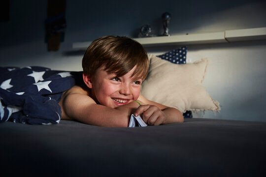 Junge wartet im Bett auf die Zahnfee, M&uuml;nchen, Bayern, Deutschland