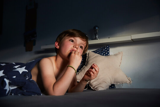 Junge wartet im Bett auf die Zahnfee, M&uuml;nchen, Bayern, Deutschland