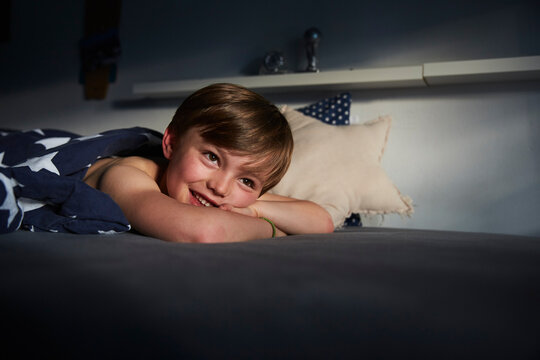 Junge wartet im Bett auf die Zahnfee, München, Bayern, Deutschland