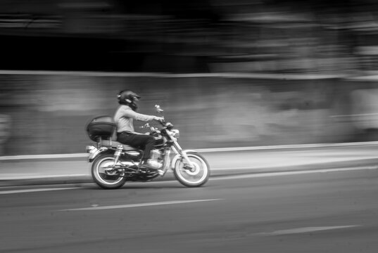 Motoqueiro em alta velocidade
