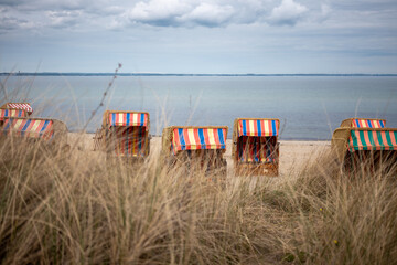 Bunte Strandkörbe an einem Ostseestrand