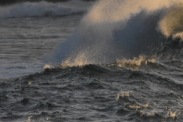 Fototapeta na wymiar the waves breaking on the coast and creating wonderful shapes