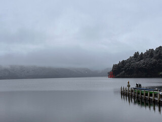 冬の芦ノ湖と箱根神社