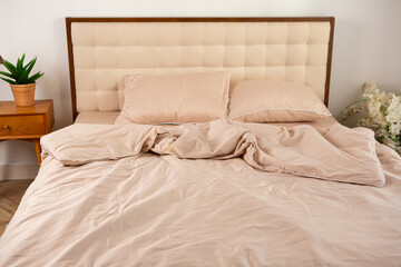 light beige satin bed linen and pillows on the bed - 756426693
