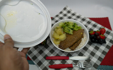 Opening a traditional Brazilian takeaway marmitex