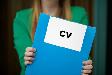 Kobieta elegancko ubrana szuka pracy, składa swoje CV w firmie
