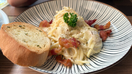 spaghetti carbonara, focusing at bacon
