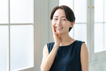 日差しを浴びる女性