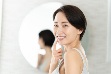 鏡の前で振り返る女性