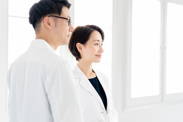 白衣を着た男女