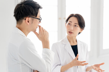 医療提供体制について検討する男女の医師