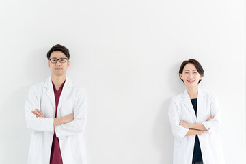 白衣を着た男女