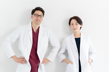 白衣を着た男女