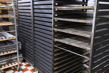 Stikkenwagen und Backbleche in einer Bäckerei