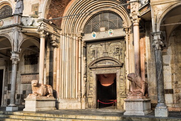 cremona, italien - portal am dom mit steinernen löwen - 756509456