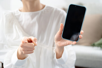 スマホを持って怒る女性
