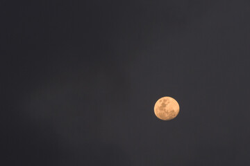 la luna vista con un lente normal © Guillermo