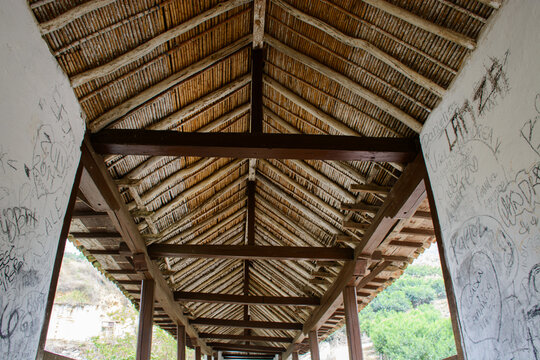 puente antiguo en madera y cubierta de teja