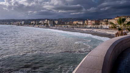 Panorama de la ville de Nice sur la côte méditerranéenne par temps d'orage en hiver