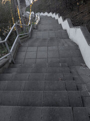 Escalera de cemento con barandilla metálica