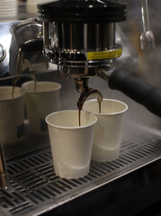 cafetera industrial llenando vasos de café